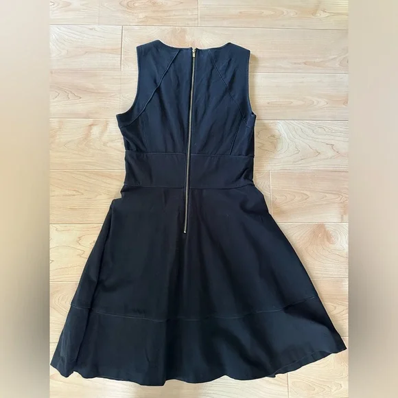 🌻 2/$10 Banana Republic black v neck sleeveless dress size 8 gold back zipper - Picture 9 of 10